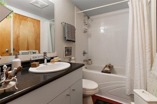 306-932 Johnson St, Victoria, BC - Indoor Photo Showing Bathroom