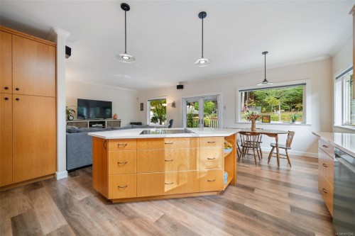 1193 Garden Gate Dr, Central Saanich, BC 
