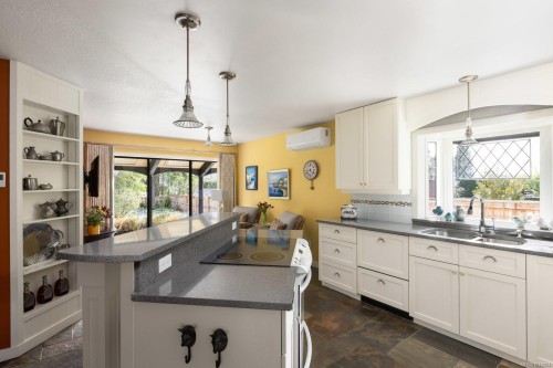 10807 Madrona Dr, North Saanich, BC 