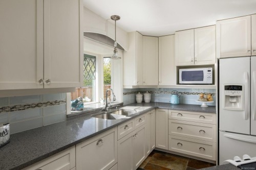 10807 Madrona Dr, North Saanich, BC 