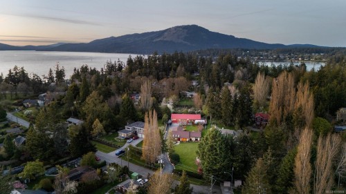 10807 Madrona Dr, North Saanich, BC 
