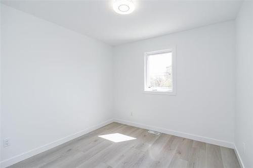 7 Juba St, Winnipeg, MB 