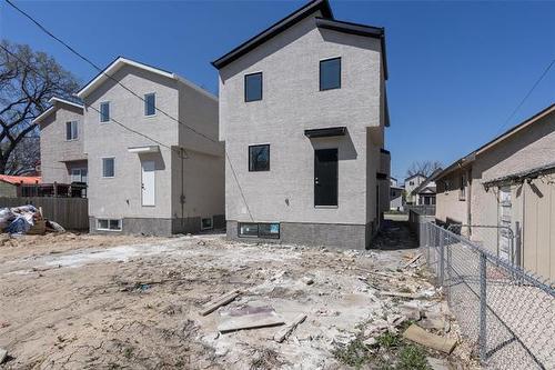 7 Juba St, Winnipeg, MB 