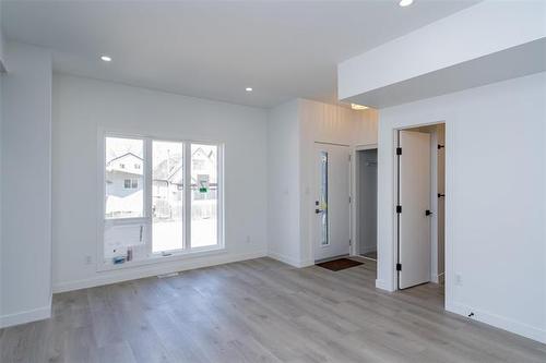 7 Juba St, Winnipeg, MB 