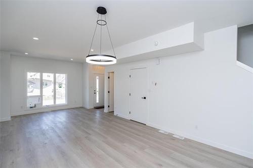 7 Juba St, Winnipeg, MB 