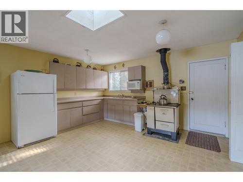 7547 Edall Bay Road, Sheridan Lake, BC - Indoor Photo Showing Kitchen
