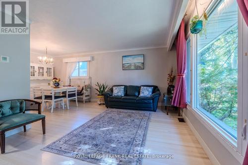 32 Melbourne Street E, Kawartha Lakes (Lindsay), ON - Indoor Photo Showing Living Room