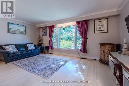 32 Melbourne Street E, Kawartha Lakes (Lindsay), ON - Indoor Photo Showing Living Room