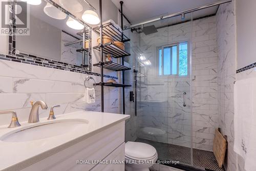 32 Melbourne Street E, Kawartha Lakes (Lindsay), ON - Indoor Photo Showing Bathroom