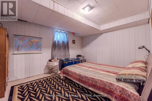 32 Melbourne Street E, Kawartha Lakes (Lindsay), ON - Indoor Photo Showing Bedroom