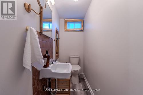 32 Melbourne Street E, Kawartha Lakes (Lindsay), ON - Indoor Photo Showing Bathroom