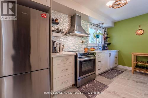 32 Melbourne Street E, Kawartha Lakes (Lindsay), ON - Indoor Photo Showing Kitchen