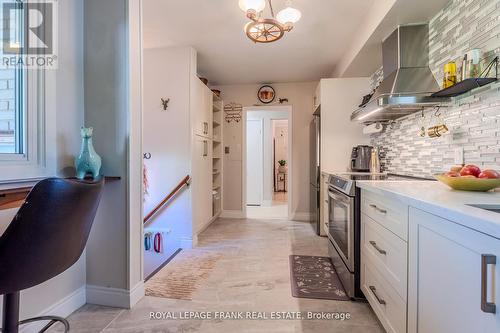 32 Melbourne Street E, Kawartha Lakes (Lindsay), ON - Indoor Photo Showing Kitchen