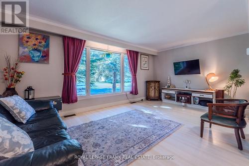32 Melbourne Street E, Kawartha Lakes (Lindsay), ON - Indoor Photo Showing Living Room