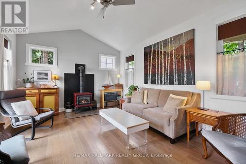 500 Bayview Drive, Ottawa, ON - Indoor Photo Showing Living Room