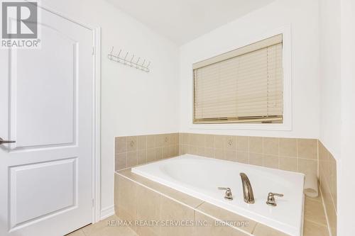 20 Cherry Taylor Avenue, Cambridge, ON - Indoor Photo Showing Bathroom