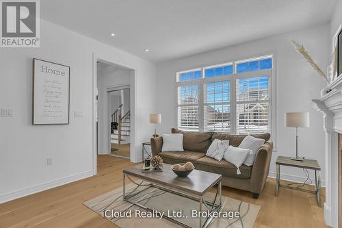 18 - 2295 Rochester Circle, Oakville, ON - Indoor Photo Showing Living Room