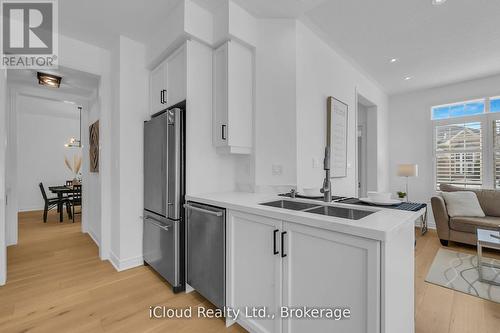 18 - 2295 Rochester Circle, Oakville, ON - Indoor Photo Showing Kitchen With Double Sink