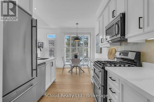 18 - 2295 Rochester Circle, Oakville, ON - Indoor Photo Showing Kitchen With Upgraded Kitchen