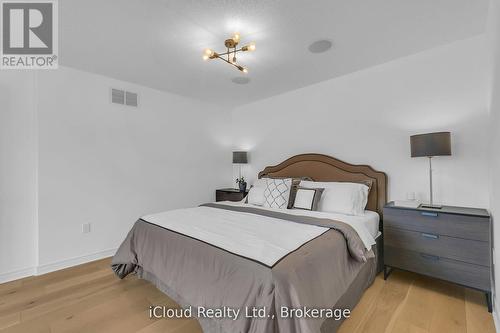 18 - 2295 Rochester Circle, Oakville, ON - Indoor Photo Showing Bedroom