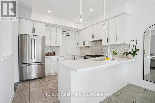 136 Dunrobin Lane, Grimsby, ON - Indoor Photo Showing Kitchen With Upgraded Kitchen