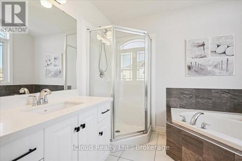 136 Dunrobin Lane, Grimsby, ON - Indoor Photo Showing Bathroom