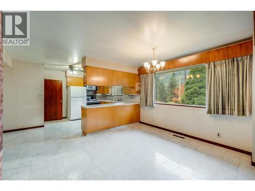 1535 Highway 3A Highway, Thrums, BC - Indoor Photo Showing Kitchen