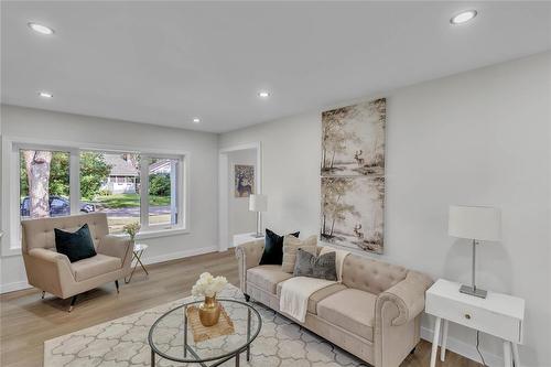 241 Campbell Street, Winnipeg, MB - Indoor Photo Showing Living Room