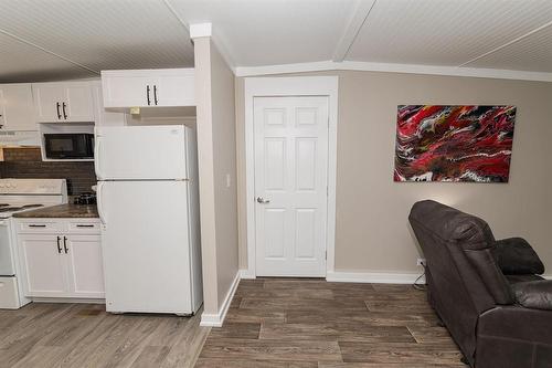 8 Mobile Street, Carman, MB - Indoor Photo Showing Kitchen