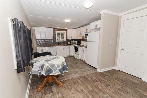 8 Mobile Street, Carman, MB - Indoor Photo Showing Kitchen
