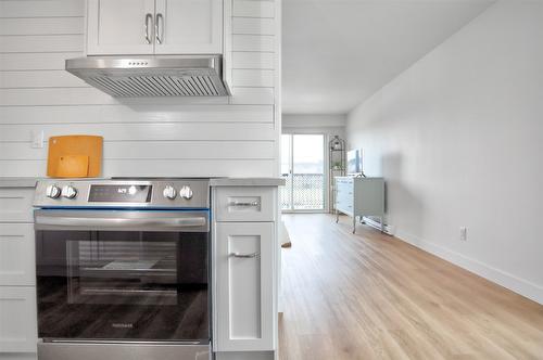 202-95 Winnipeg Street, Penticton, BC - Indoor Photo Showing Kitchen