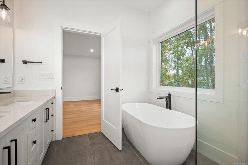 4193 Corunna Ave, Nanaimo, BC - Indoor Photo Showing Bathroom