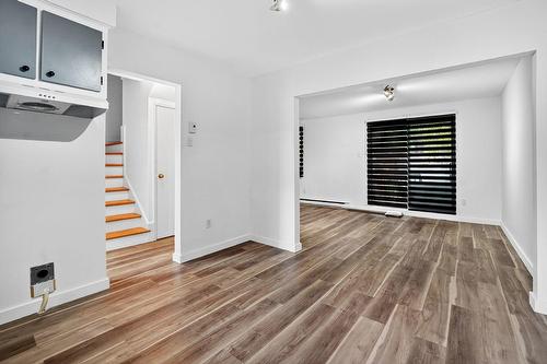 Salon - 660Z Tsse Jacques-Léonard, Montréal (Rivière-Des-Prairies/Pointe-Aux-Trembles), QC 