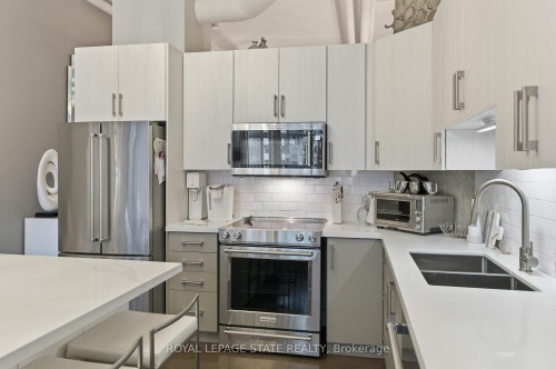 Ph10-66 Bay Street S, Hamilton, ON - Indoor Photo Showing Kitchen With Double Sink With Upgraded Kitchen