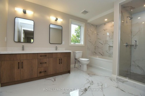 279 Hess Street S, Hamilton, ON - Indoor Photo Showing Bathroom