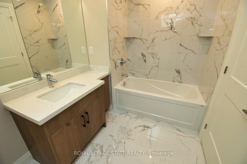 279 Hess Street S, Hamilton, ON - Indoor Photo Showing Bathroom