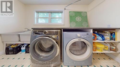 18770 Leslie Street, East Gwillimbury, ON - Indoor Photo Showing Laundry Room