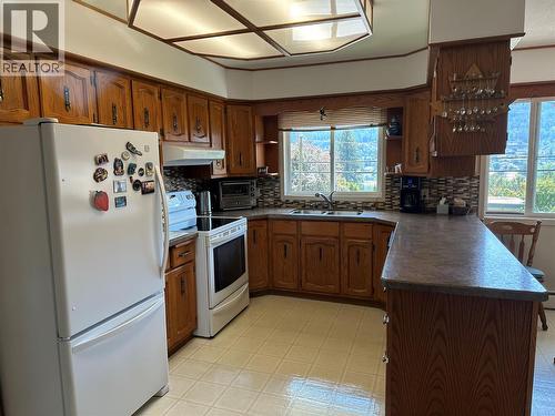 649 Johnstone Road, Nelson, BC - Indoor Photo Showing Kitchen With Double Sink