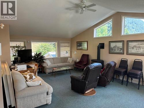 649 Johnstone Road, Nelson, BC - Indoor Photo Showing Living Room