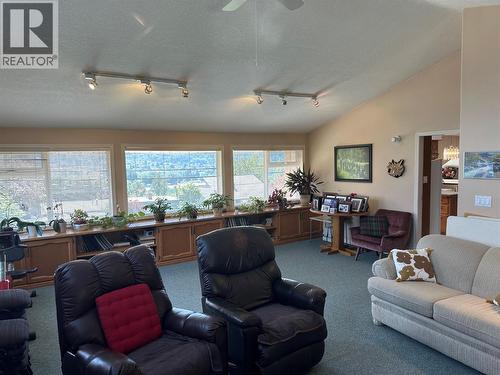 649 Johnstone Road, Nelson, BC - Indoor Photo Showing Living Room