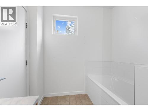 443 Christleton Avenue, Kelowna, BC - Indoor Photo Showing Bathroom