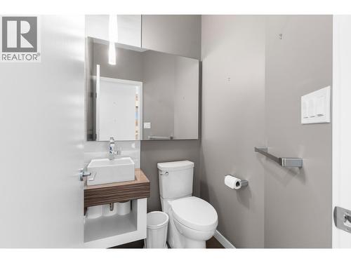 443 Christleton Avenue, Kelowna, BC - Indoor Photo Showing Bathroom