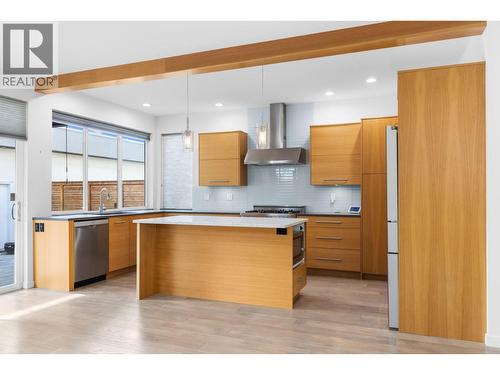 443 Christleton Avenue, Kelowna, BC - Indoor Photo Showing Kitchen With Upgraded Kitchen