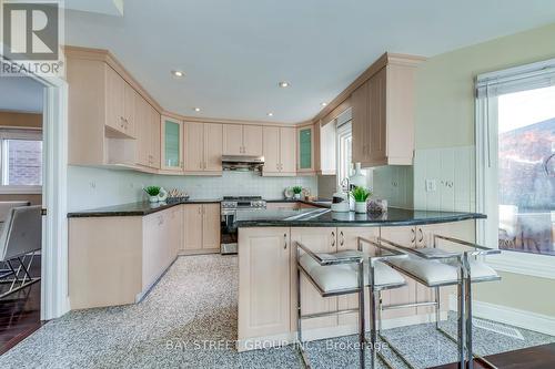 336 Wendron Crescent, Mississauga, ON - Indoor Photo Showing Kitchen