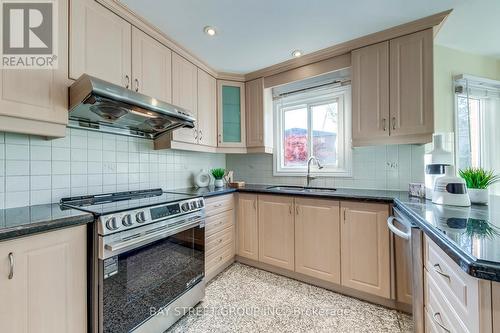 336 Wendron Crescent, Mississauga, ON - Indoor Photo Showing Kitchen With Double Sink With Upgraded Kitchen