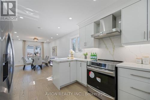 1397 Highgate Court, Oakville, ON - Indoor Photo Showing Kitchen With Upgraded Kitchen