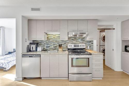 Cuisine - 306-10150 Place De L'Acadie, Montréal (Ahuntsic-Cartierville), QC - Indoor Photo Showing Kitchen With Upgraded Kitchen