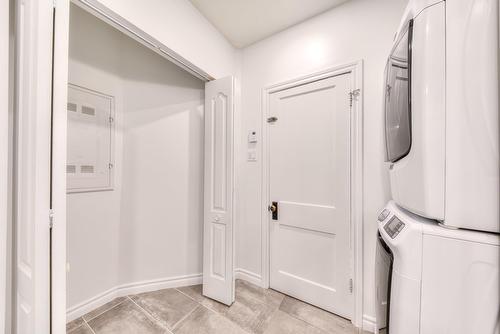 Bathroom - 6245 Av. Christophe-Colomb, Montréal (Rosemont/La Petite-Patrie), QC - Indoor Photo Showing Laundry Room