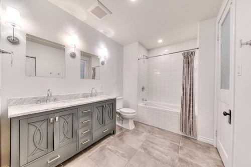 Bathroom - 6245 Av. Christophe-Colomb, Montréal (Rosemont/La Petite-Patrie), QC - Indoor Photo Showing Bathroom