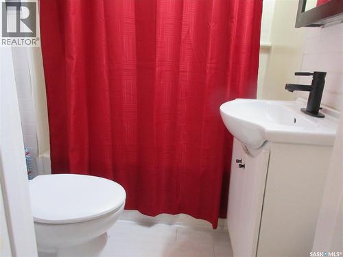 2212 Wallace Street, Regina, SK - Indoor Photo Showing Bathroom